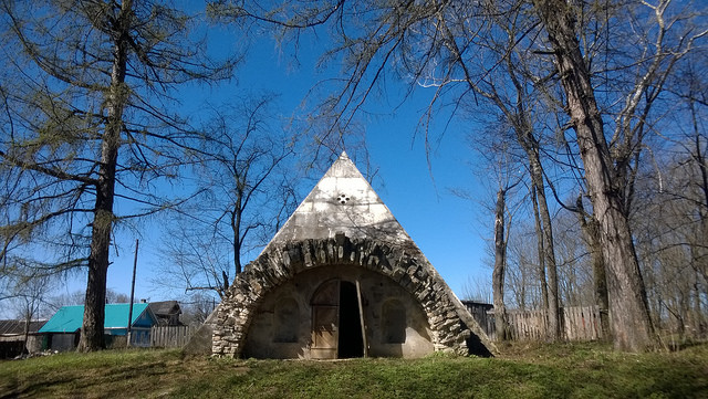 Никольское - Черенчицы, погреб-пирамида, Львов